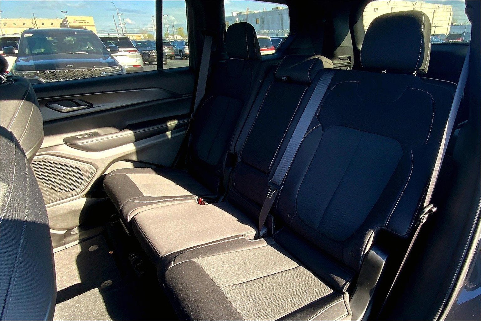 2024 Jeep Grand Cherokee L GRAND CHEROKEE L LAREDO X 4X4