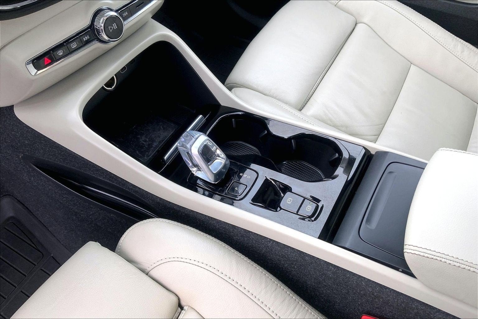 2023 Volvo XC40 B5 Plus Dark Theme