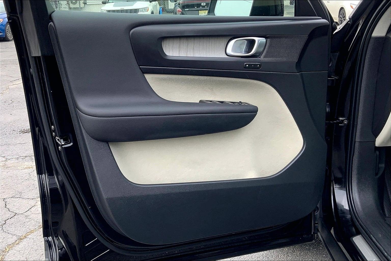 2023 Volvo XC40 B5 Plus Dark Theme