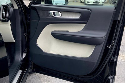 2023 Volvo XC40 B5 Plus Dark Theme