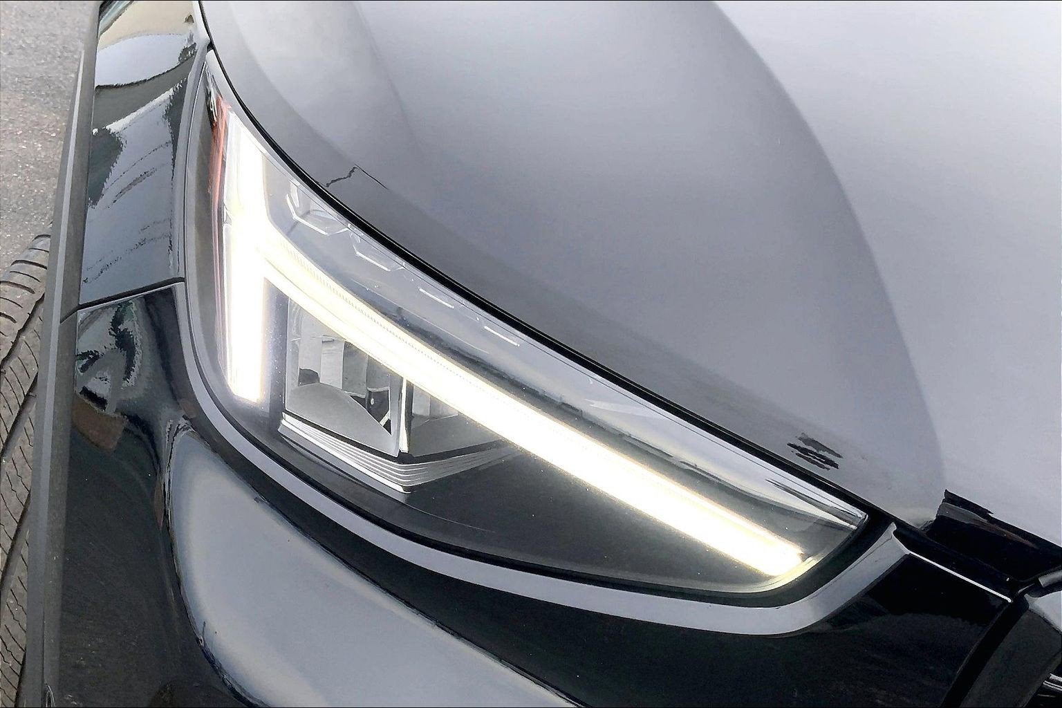 2023 Volvo XC40 B5 Plus Dark Theme