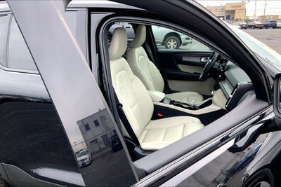 2023 Volvo XC40 B5 Plus Dark Theme